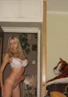 Большегрудая блондинка не прочь раздеться в своей квартире 8 фотография