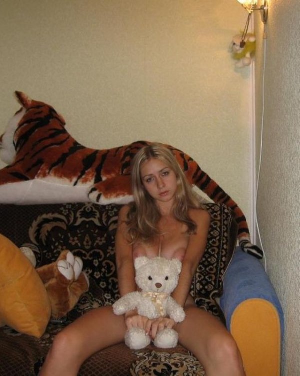 Большегрудая блондинка не прочь раздеться в своей квартире 1 фотография