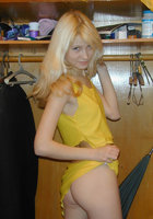 Худенькая молодуха снимает желтые шортики на фоне шкафа 5 фото