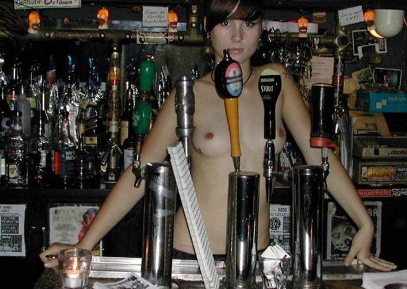 Бухая барменша Джулия разделась за барной стойкой 14 фотография