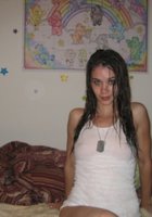 Молодая Карина сидит в трусиках и мокрой майке 13 фотография