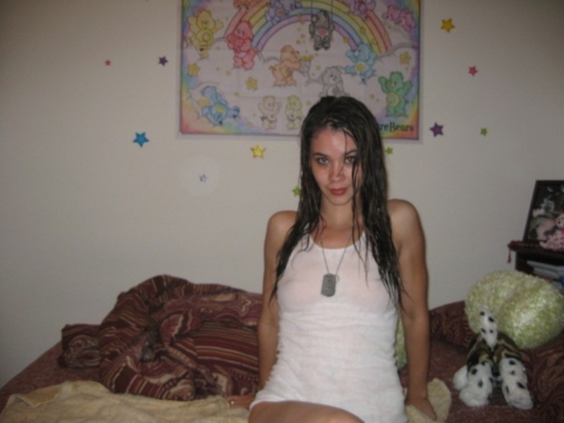 Молодая Карина сидит в трусиках и мокрой майке 13 фотография