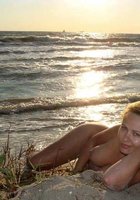 Голая бабенка встречает закат на песчаном берегу 2 фотография