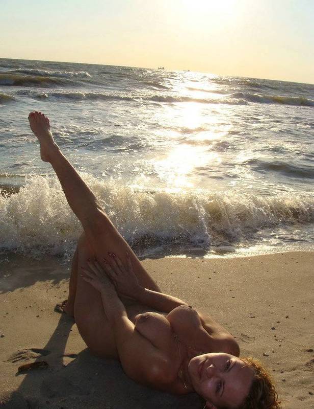 Голая бабенка встречает закат на песчаном берегу 1 фотография