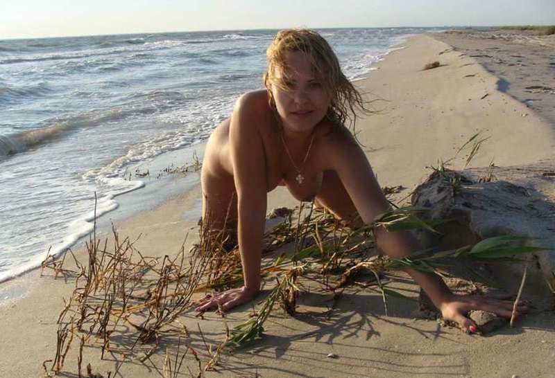 Голая бабенка встречает закат на песчаном берегу 6 фотография