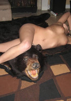 Голая девка позирует на шкуре медведя 7 фотография