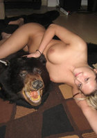 Голая девка позирует на шкуре медведя 6 фотография