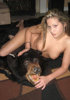 Голая девка позирует на шкуре медведя 5 фото