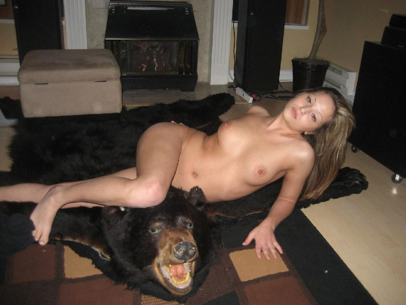 Голая девка позирует на шкуре медведя 9 фотография