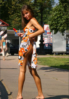 Нимфа задрала платье в людном парке 2 фото