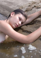 Темноволосая стерва мажет голые соски мокрым песком 14 фотография