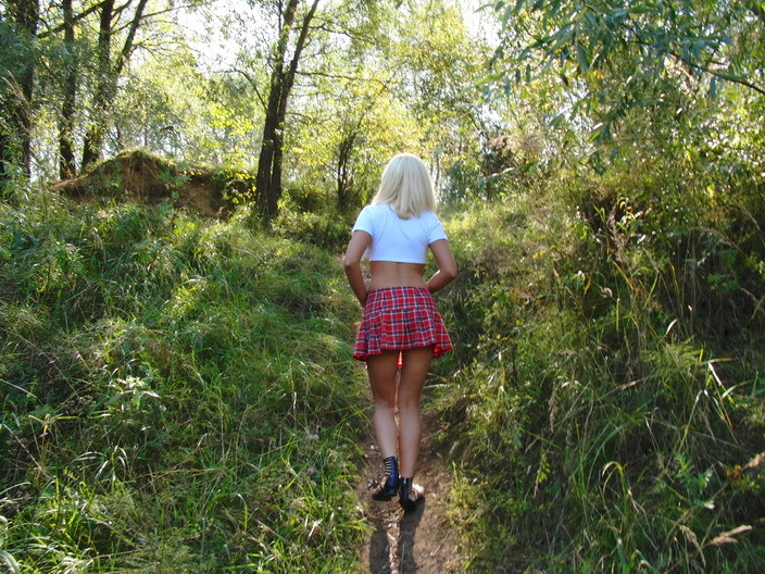Блондиночка с горячей попкой нее носит трусики под юбкой 1 фотография