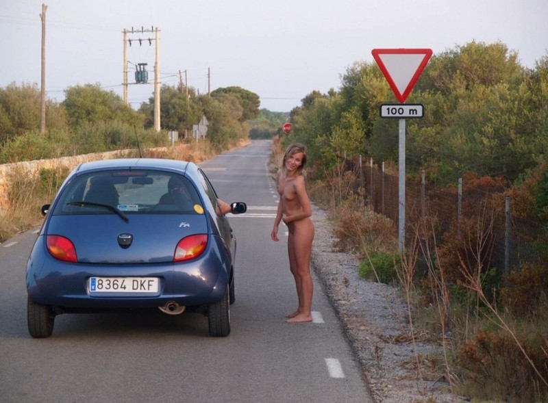 Голая Алисия остановила машину на дороге 11 фотография