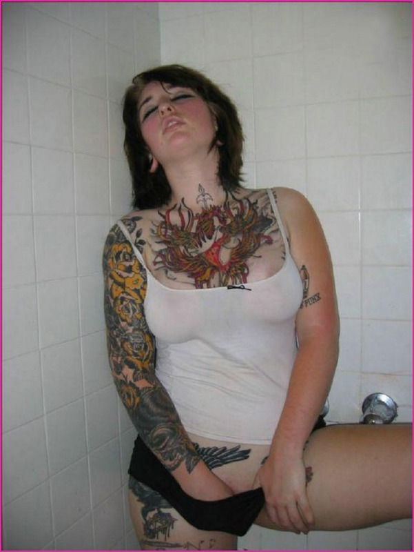 Неформалка в душе показывает татуированный пердак 3 фотография