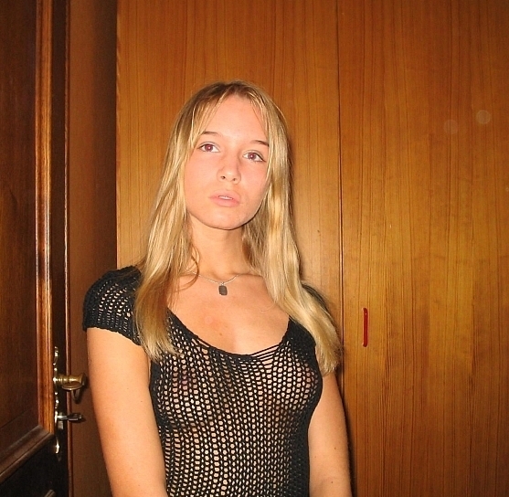 На съемной квартире блондиночка позирует в нижнем белье 2 фотография