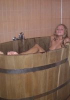Голая любовница залезла в большую купель после бани 15 фото