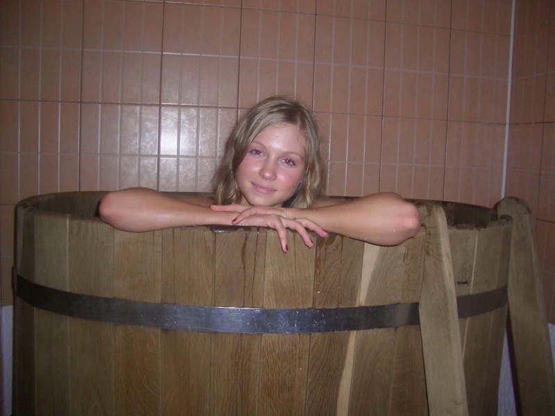 Голая любовница залезла в большую купель после бани 16 фотография