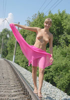 Обнаженная миледи сидит между рельсов на розовом платке 5 фото