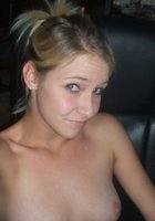 Радостная блонда делает селфи с голой грудью в ванной 4 фото