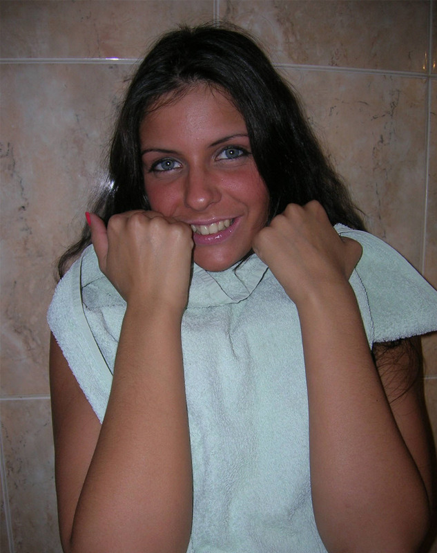 Голубоглазая брюнеточка позирует в ванной без белья 8 фотография