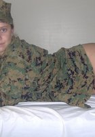 Солдатка Кристина проказничает в увольнении 5 фото