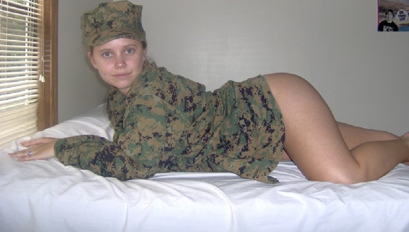 Солдатка Кристина проказничает в увольнении 5 фотография