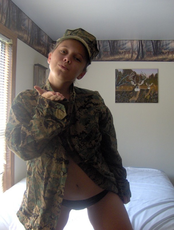 Солдатка Кристина проказничает в увольнении 3 фотография
