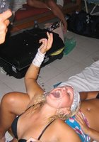 Пьяная бабенку уснула после разврата на вечеринке 23 фото