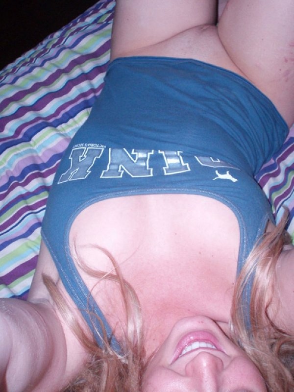Веселая блондинка делает селфи с обнаженными сиськами в постели 7 фотография
