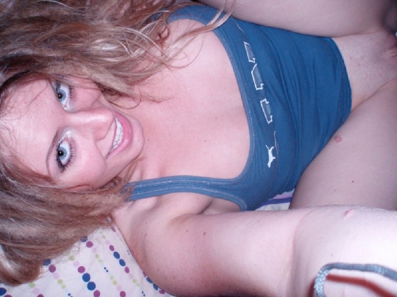 Веселая блондинка делает селфи с обнаженными сиськами в постели 6 фотография