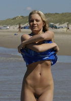 Придя на пляж стройная блонда сняла с себя синий сарафан 1 фото