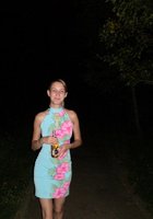 Выпившая молодуха задрала платье в лесу 1 фото