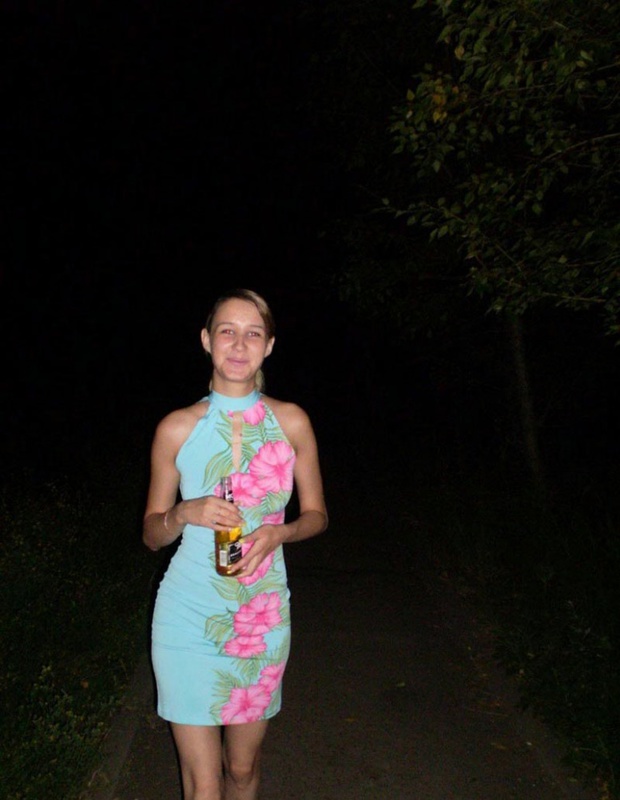 Выпившая молодуха задрала платье в лесу 1 фотография