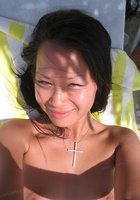 Смазливая азиатка стоит без лифчика на пляже 6 фото