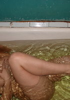 Прошмандовка купается в холодной воде 14 фото