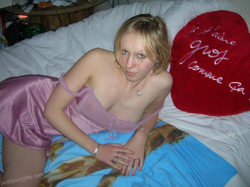 Шалашовка играет со своей писей лежа на кровати 1 фотография
