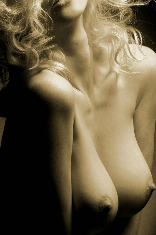 Жгучая Оксана показывает красивые дойки в студии 12 фотография