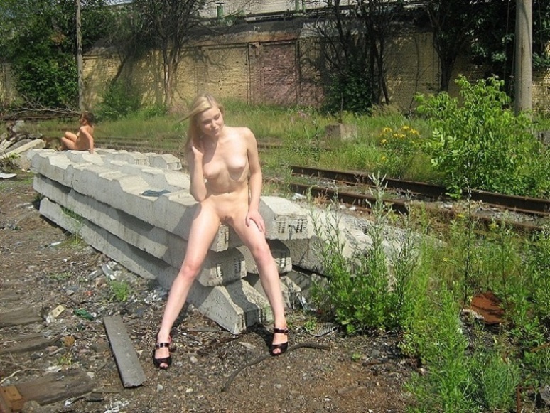 Горячая блондинка голышом позирует возле железнодорожных путей 3 фотография
