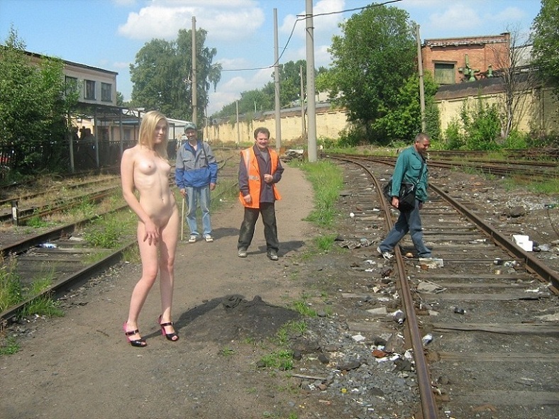 Горячая блондинка голышом позирует возле железнодорожных путей 9 фотография