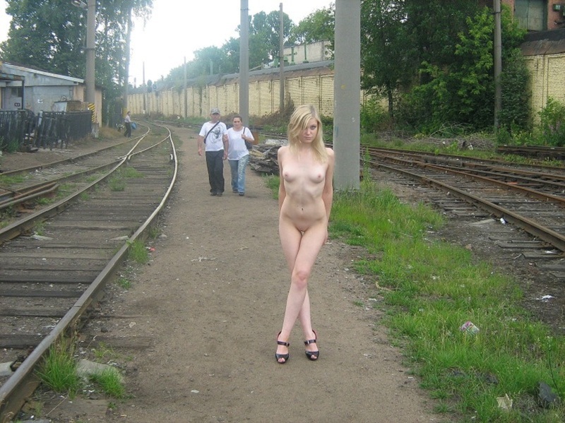 Горячая блондинка голышом позирует возле железнодорожных путей 18 фотография