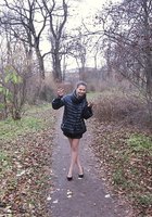 Кристина стоит голышом в осеннем парке 4 фото