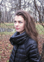 Кристина стоит голышом в осеннем парке 1 фото