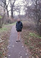 Кристина стоит голышом в осеннем парке 3 фото