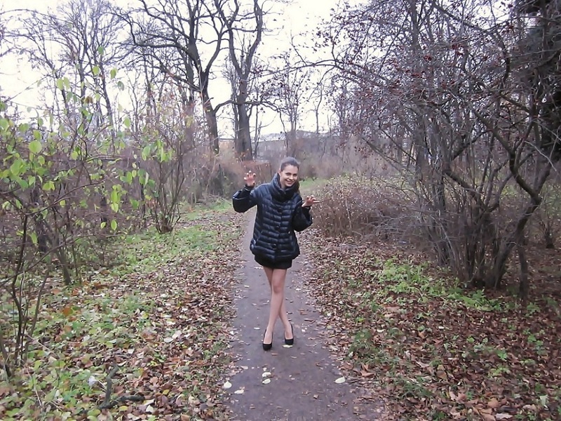Кристина стоит голышом в осеннем парке 4 фотография