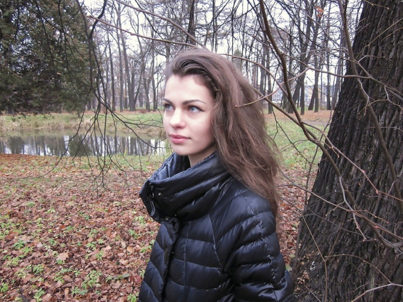 Кристина стоит голышом в осеннем парке 1 фотография