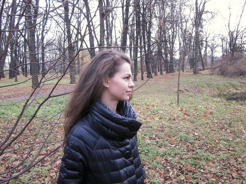 Кристина стоит голышом в осеннем парке 2 фотография