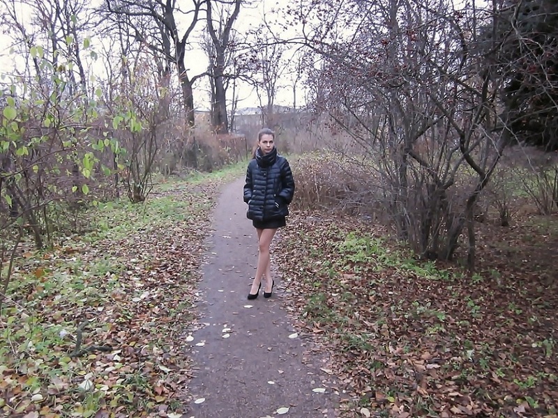 Кристина стоит голышом в осеннем парке 3 фотография