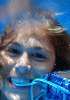 Сучка играет с членом под водой 15 фото