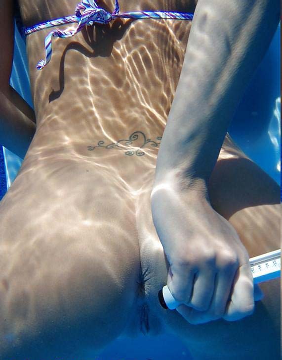 Сучка играет с членом под водой 6 фотография