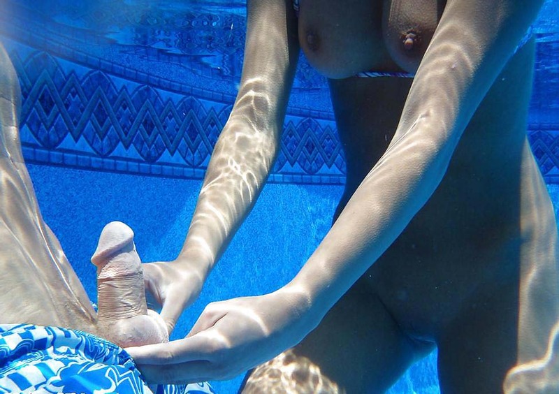Сучка играет с членом под водой 5 фотография